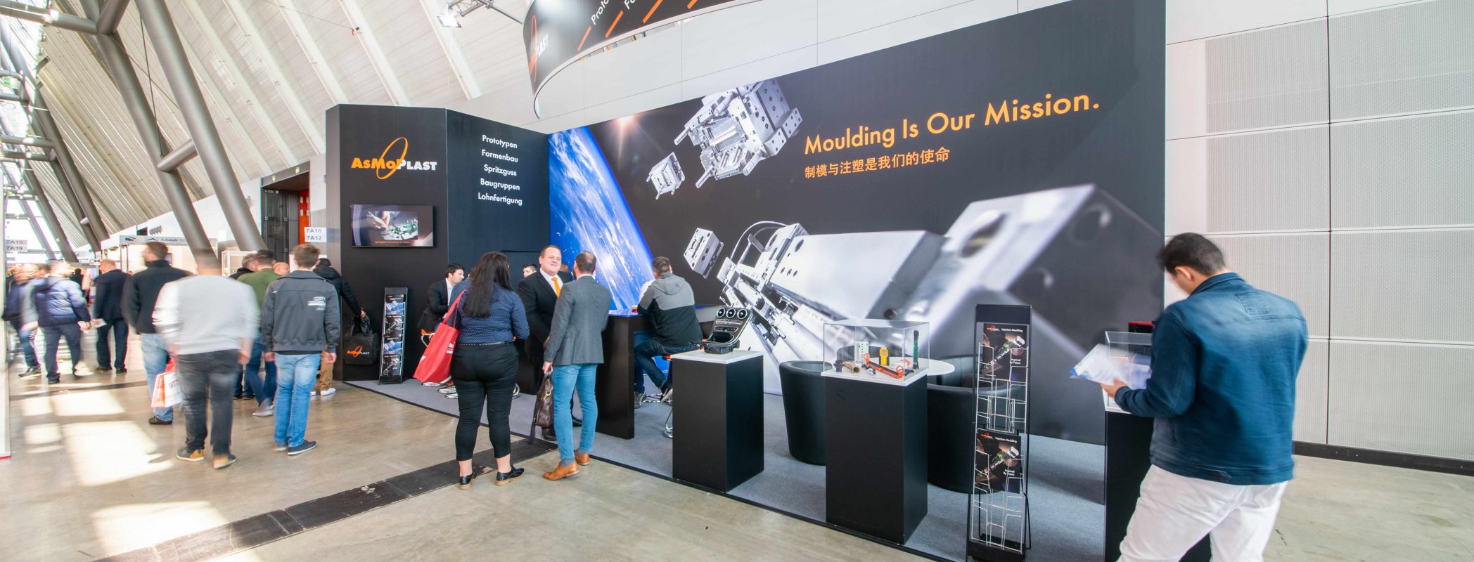 Asmoplast-Messestand in der Totalen, schräg von der Seite Messestand in der Totalen, seitlich, 2019 Foto: PVM Production