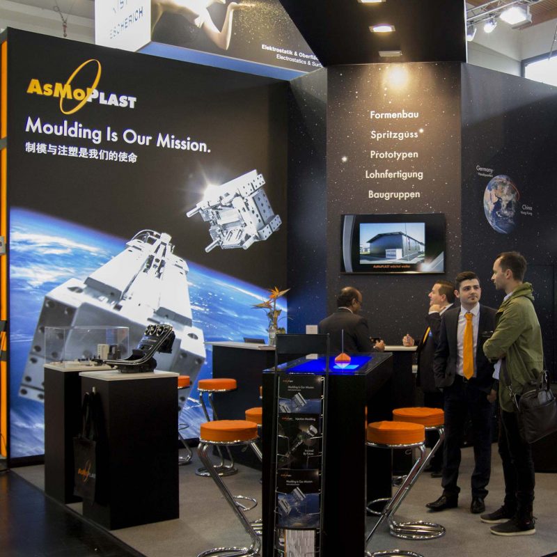 Fakuma 2018 Messepanel mit Spritzgusswerkzeug im Orbit